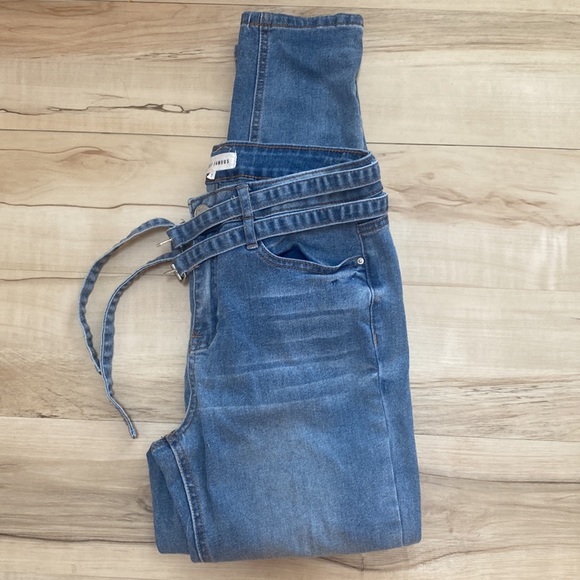 Almost Famous Juniors Size 7 Skinny Jeans with 2 Skinny Belts. Can be removed. - Picture 9 of 9